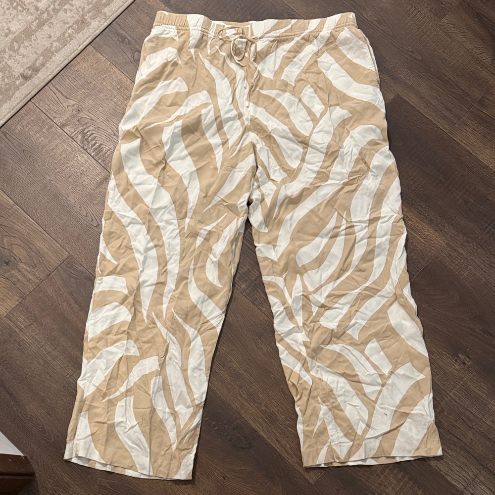 H&M Tan and White Patterned Joggers